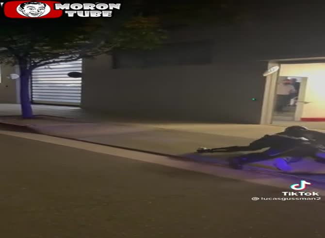 Video :He learns respect from the policeman and won't lie on the ground, lol!